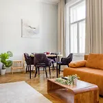 Apartment Elegant And Spacious *