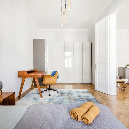 Elegant And Spacious Apartment *