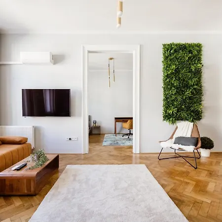 Elegant And Spacious Apartman