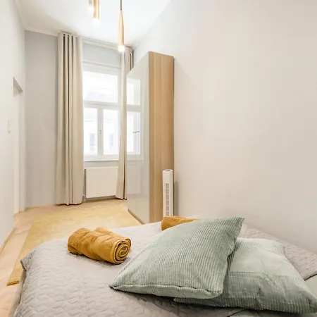 Elegant And Spacious Apartman *