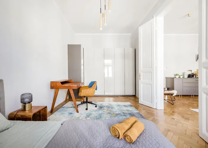 Elegant And Spacious דירה *