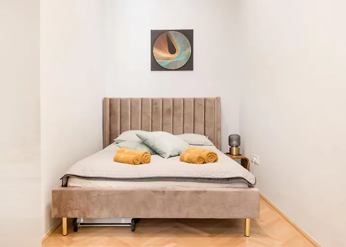 Elegant And Spacious דירה *