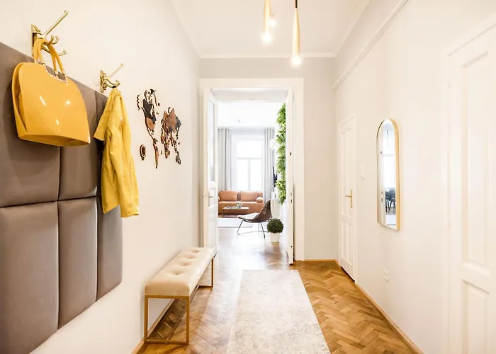 Apartament Elegant And Spacious *