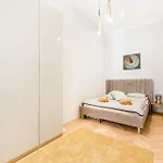 Apartament Elegant And Spacious *