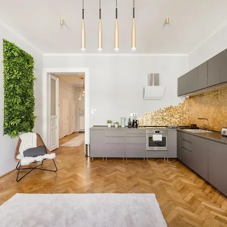 Elegant And Spacious بودابست