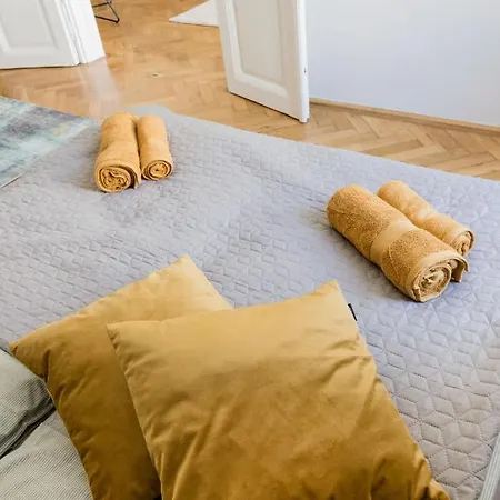 Apartment Elegant And Spacious *