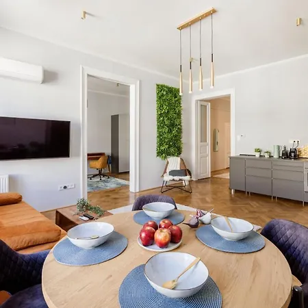 Elegant And Spacious Apartment Budapest