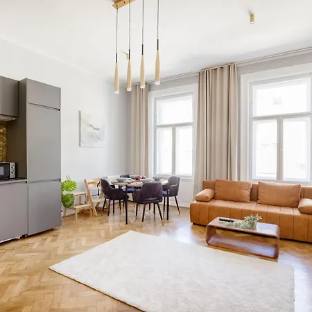 Apartment Elegant And Spacious *