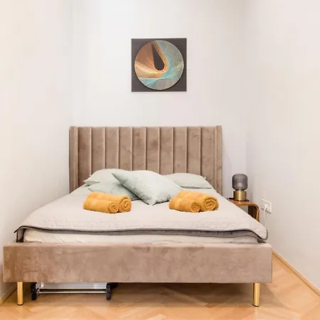 Elegant And Spacious Apartment *