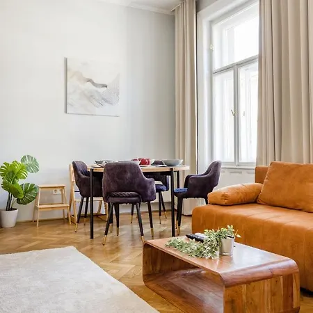 Apartment Elegant And Spacious *