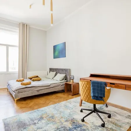 Elegant And Spacious Budapesta